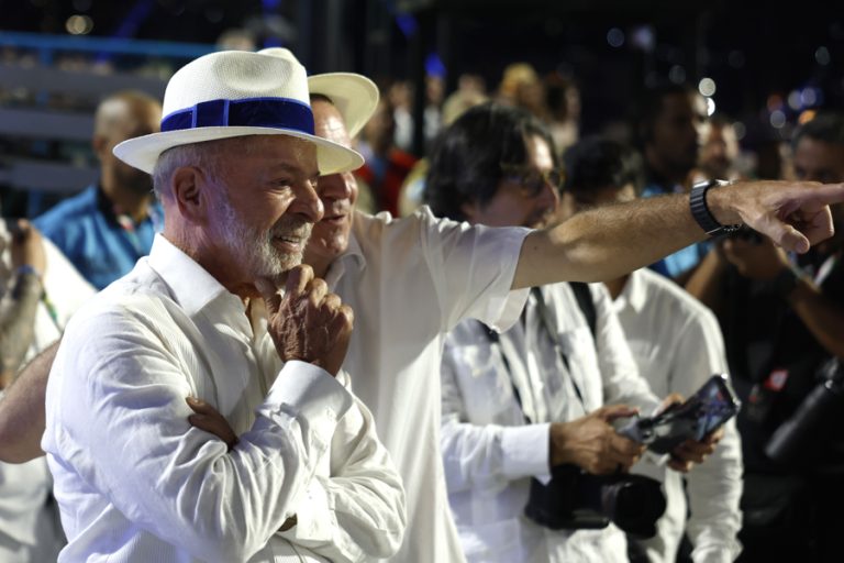 Brazilian President Luiz Inacio Lula da Silva (L) watches alongside Rio de Janeiro Mayor Eduardo Paes (R) the Academicos de Niteroi samba school parade at the Sambadrome in Rio de Janeiro, Brazil, 15 February 2026. EFE/EPA/Antonio Lacerda