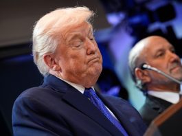 President Trump signed a 10% global tariff! Washington (USA), 20/02/2026.- US President Donald J. Trump, alongside Commerce Secretary Howard Lutnick (R), speaks about the Supreme Court's striking down of most of his tariffs during a press conference in the briefing room at the White House in Washington, DC, USA, 20 February 2026. EFE/EPA/YURI GRIPAS / POOL