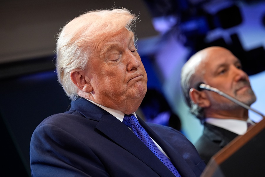 Washington (USA), 20/02/2026.- US President Donald J. Trump, alongside Commerce Secretary Howard Lutnick (R), speaks about the Supreme Court's striking down of most of his tariffs during a press conference in the briefing room at the White House in Washington, DC, USA, 20 February 2026. EFE/EPA/YURI GRIPAS / POOL
