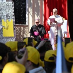 The Pope asks young people for moments of listening and silence in the face of “messages, reels and chats”.