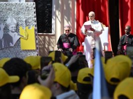 The Pope asks young people for moments of listening and silence in the face of “messages, reels and chats”.