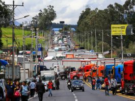 (FILE). Photograph of vehicles at a roadblock set up due to safety concerns on Monday in the Tambillo neighborhood of Mejía, Ecuador. Sep. 15, 2025. EFE/ José Jácome