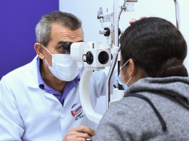 Cuban doctor Iraldo Arevalo Chavez examines a patient at the Ophthalmological Hospital in Villa Nueva, Guatemala, 10 March 2026 (Issued 11 March 2026). EFE/ Alex Cruz