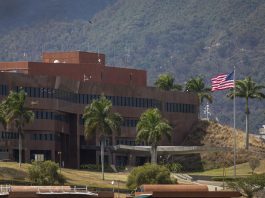 Caracas (Venezuela), 14/03/2026.- A view shows the United States flag being raised at the diplomatic headquarters in Caracas, Venezuela, 14 March 2026. EFE/EPA/MIGUEL GUTIERREZ