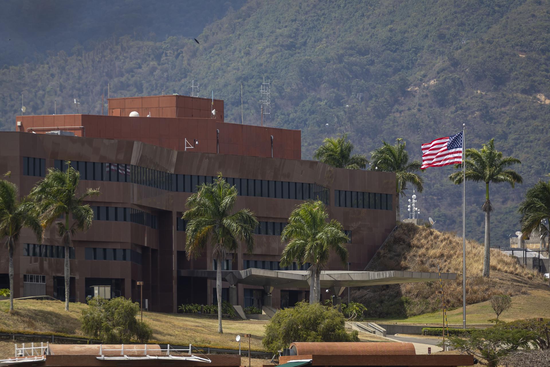 Caracas (Venezuela), 14/03/2026.- A view shows the United States flag being raised at the diplomatic headquarters in Caracas, Venezuela, 14 March 2026. EFE/EPA/MIGUEL GUTIERREZ
