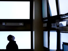 Streaming already accounts for 56% of the total time Hispanic audiences in the United States spend watching television, compared to 46% among the general population, according to the 2025 Diverse Intelligence Series: How Hispanic consumers influence the media landscape report by Nielsen, an audience measurement company EFE/ Justin Lane / ARCHIVO