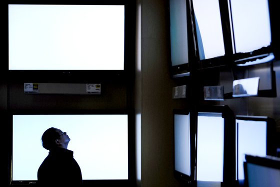 Streaming already accounts for 56% of the total time Hispanic audiences in the United States spend watching television, compared to 46% among the general population, according to the 2025 Diverse Intelligence Series: How Hispanic consumers influence the media landscape report by Nielsen, an audience measurement company EFE/ Justin Lane / ARCHIVO