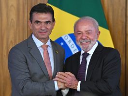 Brasilia (Brazil), 16/03/2026.- Brazilian President Luiz Inacio Lula da Silva (R) and Bolivian President Rodrigo Paz shake hands during during an agreement-signing ceremony in Brasilia, Brazil, 16 March 2026. (Brasil) EFE/EPA/Andre Borges