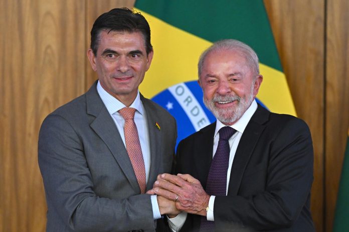 Brasilia (Brazil), 16/03/2026.- Brazilian President Luiz Inacio Lula da Silva (R) and Bolivian President Rodrigo Paz shake hands during during an agreement-signing ceremony in Brasilia, Brazil, 16 March 2026. (Brasil) EFE/EPA/Andre Borges