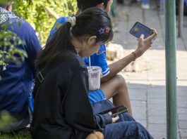 People use mobile phones at a park in Denpasar, Bali, Indonesia, 28 March 2026. EFE/EPA/MADE NAGI
