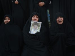 Iran confirmed the death Ayatollah Ali Khamenei! A mourner holds a picture of Iranian Supreme Leader Ayatollah Ali Khamenei following his death; at Enqelab Square in Tehran, Iran, 01 March 2026. EFE-EPA/ABEDIN TAHERKENAREH
