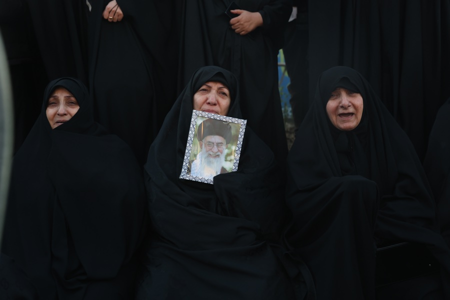 A mourner holds a picture of Iranian Supreme Leader Ayatollah Ali Khamenei following his death; at Enqelab Square in Tehran, Iran, 01 March 2026. EFE-EPA/ABEDIN TAHERKENAREH
