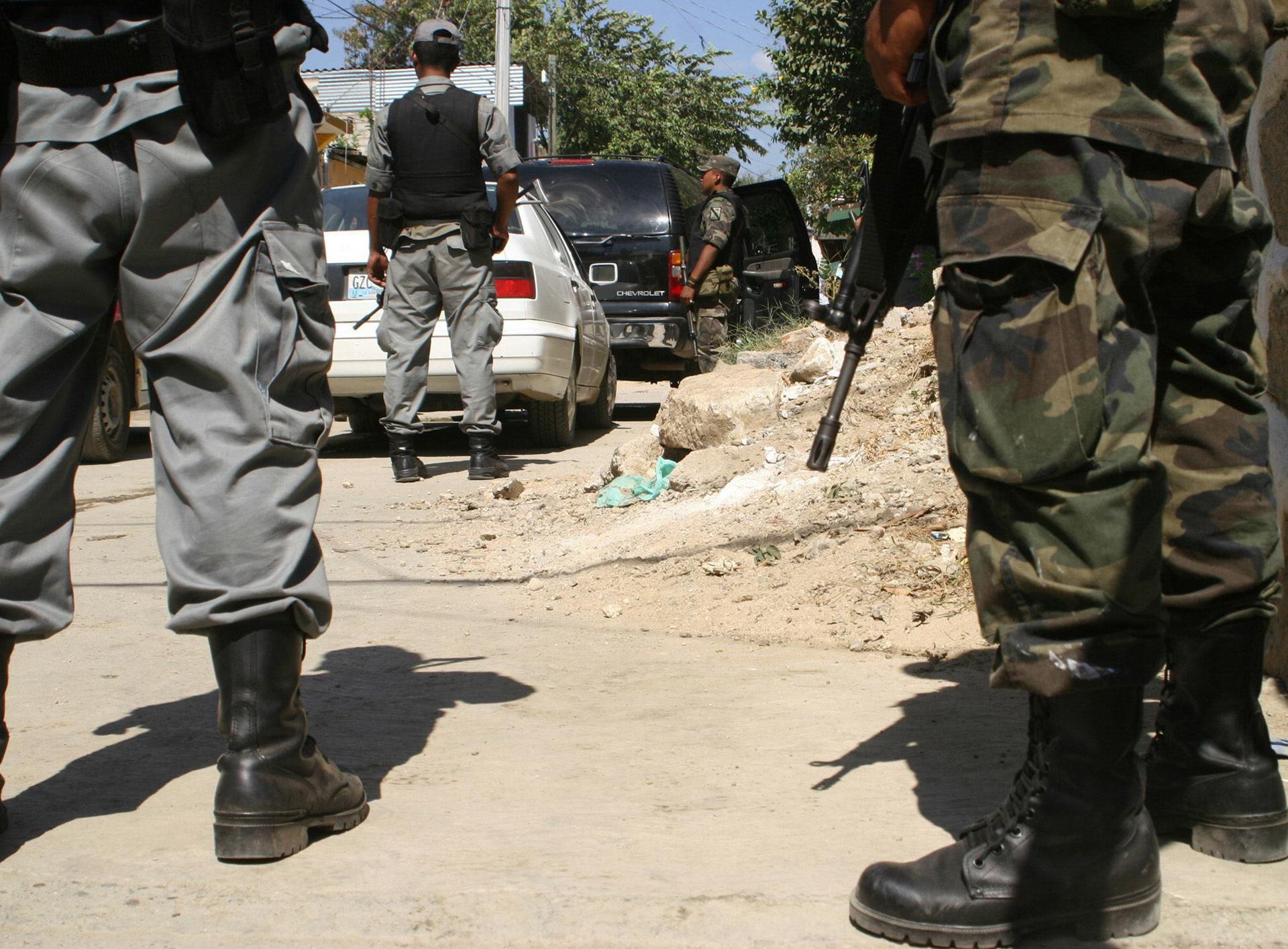 (FILE) Members of the Mexican Army and the Federal Police, Feb. 6, 2007. EFE/Jesús Trigo