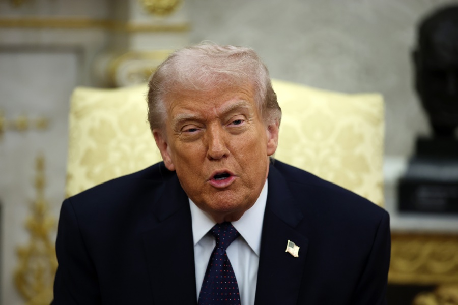 US President Donald Trump speaks during a bilateral meeting with German Chancellor Friedrich Merz (not pictured) in the Oval Office at the White House in Washington, DC, US, Mar 03, 2026. (Alemania) EFE/EPA/SAMUEL CORUM / POOL