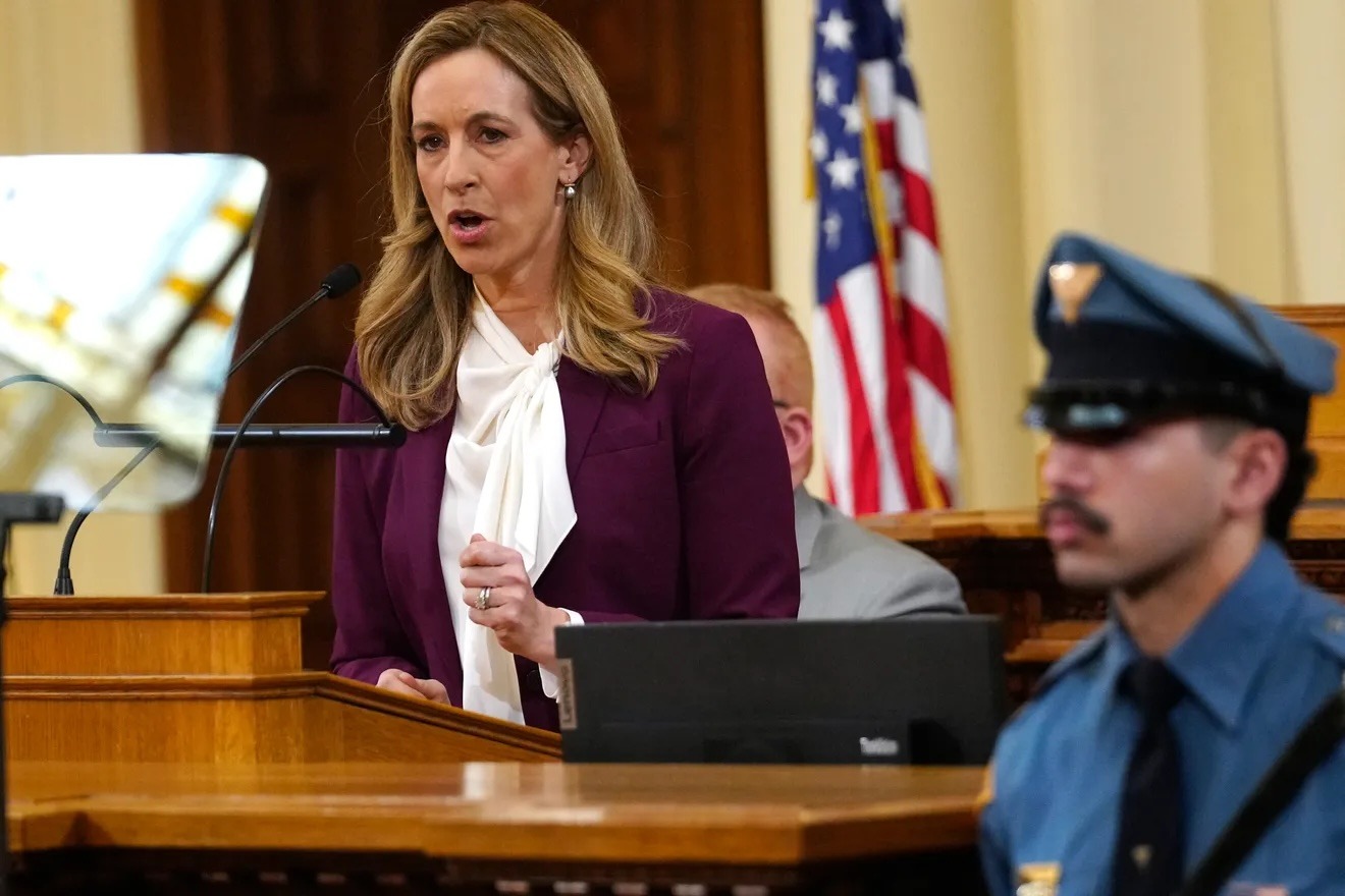 Mikie Sherrill aparece en el Capitolio del estado de Nueva Jersey mientras pronuncia su primer discurso sobre el presupuesto como gobernadora, el martes 10 de marzo de 2026, en Trenton. Kevin R. Wexler/NorthJersey.com