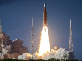 TITUSVILLE (United States), 01/04/2026.- epaselect epa12865369 The Space Launch System (SLS) rocket carrying the Orion capsule for the Artemis II mission lifts off from Launch Pad 39B at the Kennedy Space Center in Titusville, Florida, USA, 01 April 2026. EFE/EPA/CRISTOBAL HERRERA-ULASHKEVICH