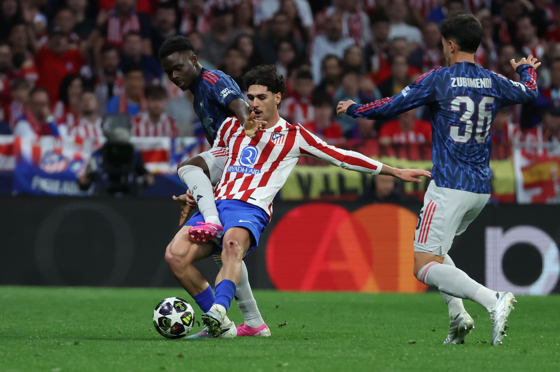 Atlético forward Julián Álvarez (center) during the first leg of the Champions League semifinals between Atlético Madrid and Arsenal FC on Wednesday at the Metropolitano Stadium. Apr. 24, 2026. EFE/Kiko Huesca