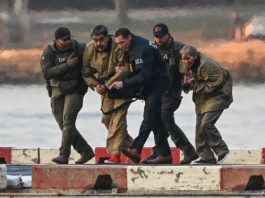 (FILE) Captured Venezuelan President Nicolas Maduro and his wife, Cilia Flores, arrive at the Wall Street Heliport during their transport to the federal courthouse for their arraignment in New York, New York, USA, 05 January 2026. (Nueva York) EFE/EPA/Stringer STXX07. NUEVA YORK (ESTADOS UNIDOS), 05/01/2026.- El presidente de Venezuela, Nicolás Maduro (2-i) y su esposa, Cilia Flores (d), llegan al helipuerto de Wall Street este lunes, para ser traslados al tribunal federal en Nueva York (EE.UU.). EFE/ Stringer