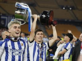 Real Sociedad's players celebrate the victory with the trophy at the end of the Spanish King's Cup soccer final between Real Sociedad and Atletico Madrid at La Cartuja stadium in Sevilla, Spain, 18 April, 2026. EFE/Jose Manuel Vidal