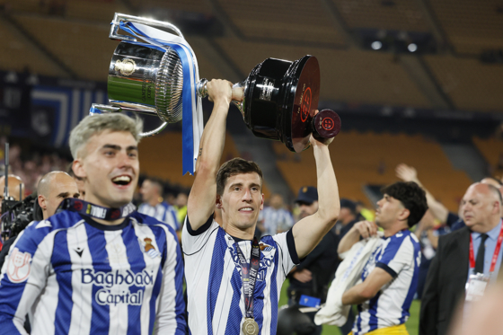 Real Sociedad's players celebrate the victory with the trophy at the end of the Spanish King's Cup soccer final between Real Sociedad and Atletico Madrid at La Cartuja stadium in Sevilla, Spain, 18 April, 2026. EFE/Jose Manuel Vidal