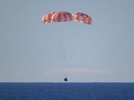 Handout photo made available by the National Aeronautics and Space Administration (NASA) shows NASA's Orion spacecraft 'Integrity' as it descends by parachute in the Pacific Ocean, 10 April 2026. EFE/EPA/BILL INGALLS / NASA HANDOUT