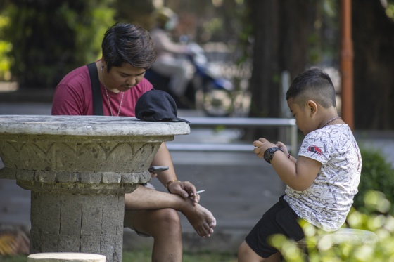 A child uses a mobile phone at a park in Denpasar, Bali, Indonesia, 28 March 2026. EFE-EPA/MADE NAGI