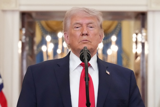 (FILE).- US President Donald J. Trump pauses as he finishes speaking about the Iran war from the Cross Hall of the White House in Washington, DC, USA, 01 April 2026. EFE/EPA/ALEX BRANDON / POOL