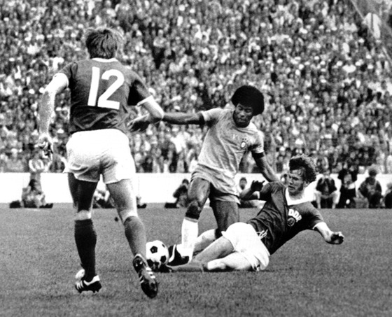 In the photo, the Brazilian Jairzinho dribbles the German Bransch in the presence of Watzlich (12). EFE/RBA