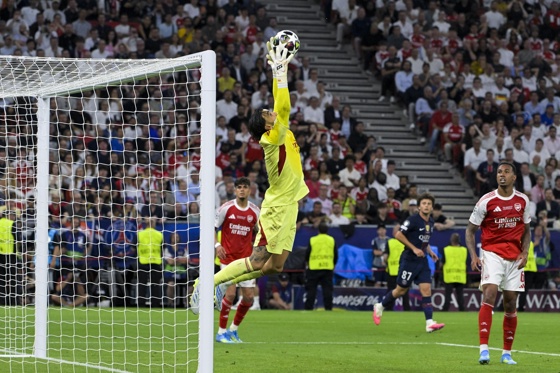 BUDAPEST (Hungary), 30/05/2026.- Arsenal"s goalkeeper David Raya (C) in action during the UEFA Champions League final between Paris Saint-Germain and Arsenal in Puskas Arena in Budapest, Hungary, 30 May 2026. (Liga de Campeones, HungrĂa) EFE/EPA/Zsolt Szigetvary HUNGARY OUT