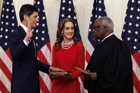 Kevin Walsh (L) and wife Jane Lauder (C) during a swearing-in ceremony to become the chair of the Federal Reserve conducted by US Supreme Court Associate Justice Clarence Thomas (R) at the White House in Washington, DC, US, 22 May 2026. EFE/EPA/WILL OLIVER