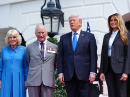 (L-R) US President Donald J. Trump and US first lady Melania Trump host a farewell for Britains King Charles III and Queen Camilla on the South Portico of the White House in Washington, DC, USA, 30 April 2026. EFE-EPA/AARON SCHWARTZ / POOL