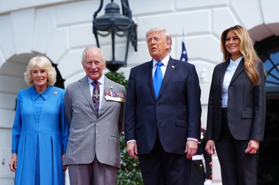 (L-R) US President Donald J. Trump and US first lady Melania Trump host a farewell for Britains King Charles III and Queen Camilla on the South Portico of the White House in Washington, DC, USA, 30 April 2026. EFE-EPA/AARON SCHWARTZ / POOL
