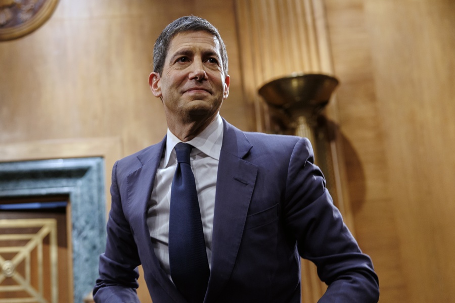 (FILE).- A photograph showing economist Kevin Warshuna testifying at a confirmation hearing before the Senate Banking Committee at the US Capitol on Apr. 21, 2026 in Washington, D.C. EFE/Will Oliver