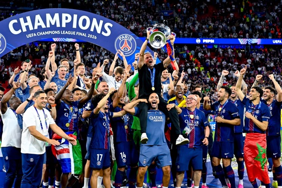 BUDAPEST (Hungary), 30/05/2026.- Players of PSG celebrates with the trophy after winning the UEFA Champions League final between Paris Saint-Germain and Arsenal in Puskas Arena in Budapest, Hungary, 30 May 2026. . (Liga de Campeones, HungrĂa) EFE/EPA/Tibor Illyes HUNGARY OUT