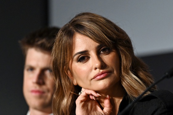 Penelope Cruz filmed “La Bola Negra” fearing aneurysm!