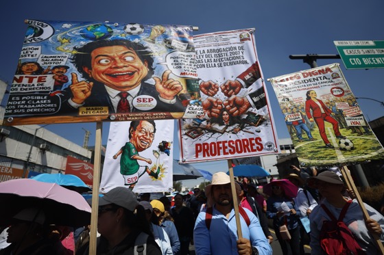 (FILE). Teachers from the National Coordination of Education Workers (CNTE) hold signs during a protest this Friday in Mexico City (Mexico). May 15, 2026. EFE/ Sáshenka Gutiérrez