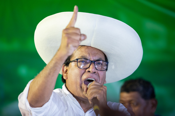 Peruvian presidential candidate Roberto Sánchez (C) of the left-wing party Juntos por el Perú speaks during a political rally in Huaycan, Lima, 09 May 2026. EFE/EPA/Renato Pajuelo