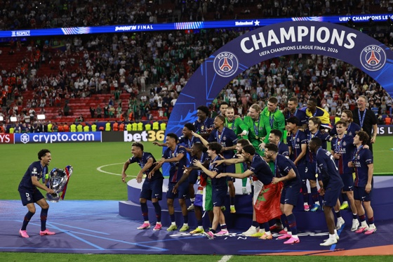 Budapest (Hungary), 30/05/2026.- Marquinhos of PSG (L) carries the trophy to the podium to celebrate with his teammates after winning the UEFA Champions League final between Paris Saint-Germain and Arsenal in Budapest, Hungary, 30 May 2026. (Liga de Campeones, Hungría) EFE/EPA/ANNA SZILAGYI