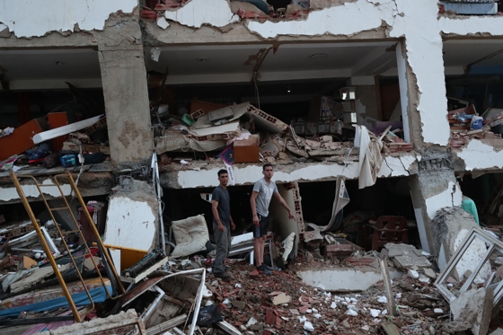 Residents among the rubble of one of the apartment blocks damaged by the earthquakes, in the town of Catia La Mar, in the coastal state of La Guaira (Venezuela) this Thursday. EFE/ Ronald Pena R.