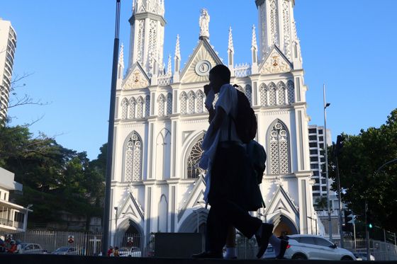 Young people walk along a street this Tuesday in Panama City, Panama. EFE/Carlos Lemos

