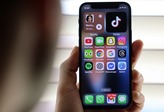 (FILE).- Social media apps on a handset in London, Britain, 16 April 2026. EFE/EPA/ANDY RAIN