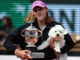 Mirra Andreeva of Russia celebrates with her Suzanne Lenglen trophy after winning her Women's final match against Maja Chwalinska of Poland at the French Open Grand Slam tennis tournament at Roland Garros in Paris, France, 06 June 2026. (Rusia) EFE/EPA/MOHAMMED BADRA