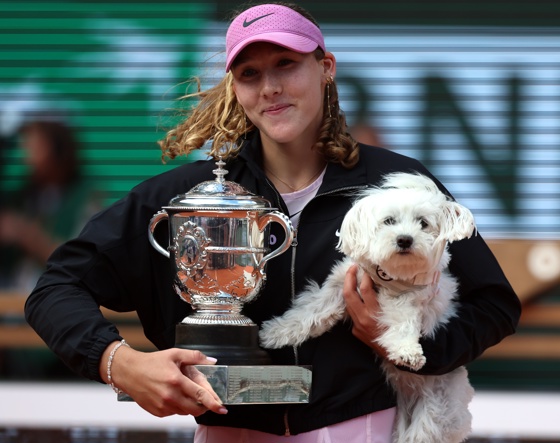 Mirra Andreeva of Russia celebrates with her Suzanne Lenglen trophy after winning her Women's final match against Maja Chwalinska of Poland at the French Open Grand Slam tennis tournament at Roland Garros in Paris, France, 06 June 2026. (Rusia) EFE/EPA/MOHAMMED BADRA