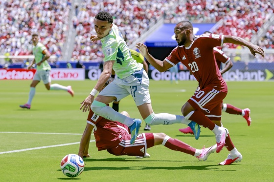 San Francisco, California, 06/13/2026.- Switzerland's Ruben Vargas, left, in action against Qatar's Ahmed Fathy, right, during the FIFA World Cup 2026 group stage match Qatar against Switzerland, in San Francisco. June 13, 2026. EFE/EPA/PETER KLAUNZER