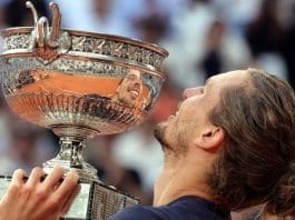 Alexander Zverev of Germany celebrates with the Coup de Mousquetaire trophy after winning his Men's final match against Flavio Cobolli of Italy at the French Open Grand Slam tennis tournament at Roland Garros in Paris, France, 07 June 2026.EFE/EPA/TERESA SUAREZ