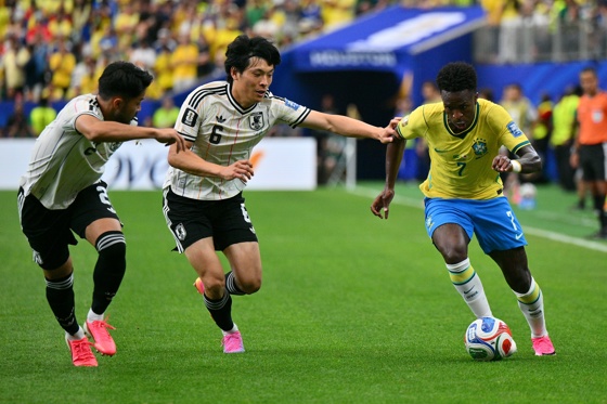 Vinicius Junior (R) of Brazil in action against Wataru Endo (C) of Japan during the FIFA World Cup 2026 Round of 32 match Brazil against Japan, in Houston, USA, 29 June 2026. (Brasil, Japón) EFE/EPA/SAM WASSON