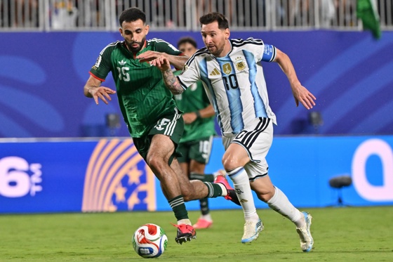 Rayan Ait-Nouri of Algeria (L) in action against Lionel Messi of Argentina (R) during the FIFA World Cup 2026 group stage match Algeria against Argentina, in Kansas City, Missouri, USA, 16 June 2026. EFE/EPA/AMY KONTRAS
