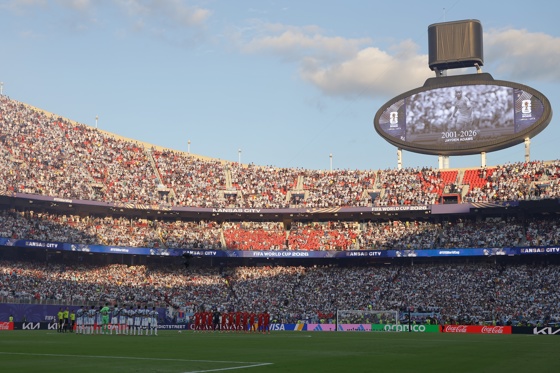 A photograph taken on July 11 shows the players of Argentina and Switzerland observing a minute of silence for the death of South African footballer Jayden Adams, who competed in the World Cup with his national team. EFE/CHRISTOPHER NEUNDORF