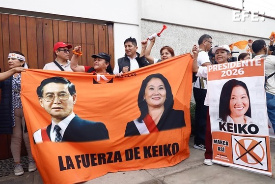 AME7065. LIMA (PERU), July 3, 2026.- Supporters of Keiko Fujimori hold signs as they await her speech after she was declared Perus president-elect by the National Elections Board on Jun 3, 2026 in Lima. EFE/Sebastián Blanco Salazar