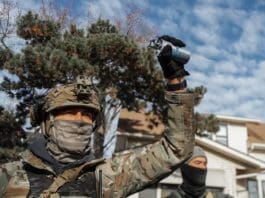 FILE). A US Border Patrol agent holds up a tear gas canister towards residents during a confrontation in Minneapolis, Minnesota, US. Jan. 12, 2026. Jan. 12, 2026. EFE/EPA/OLGA FEDOROVA